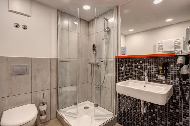 غرفة بسريرين منفصلين، MEININGER Hotel Munich Olympiapark 5/5