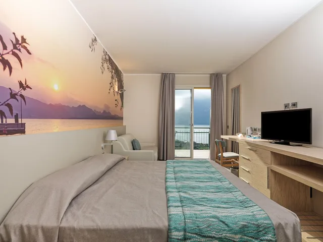غرفة بانورامية بسرير مزدوج بإطلالة على البحيرة بشرفة، Hotel Cristina 8/10