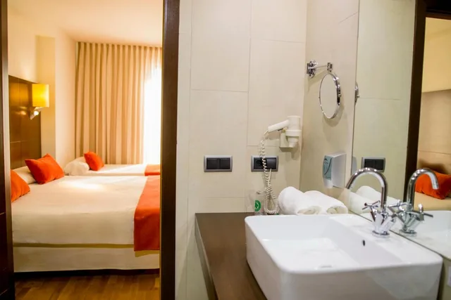 Room, Double Bed, Two Extra Beds, Hospedium Valles de Gredos Golf 5/6