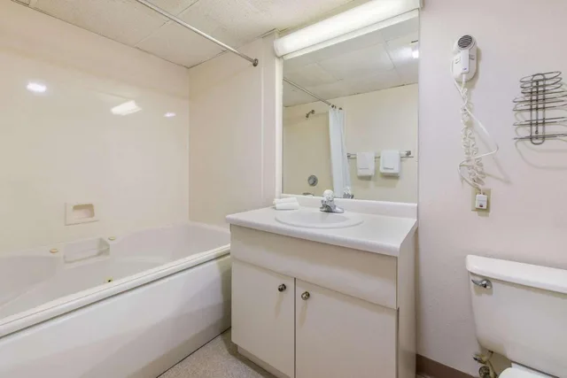 غرفة سوبيريور بسرير كينج وسرير كوين، The Wander Hotel, a Ramada by Wyndham 5/7