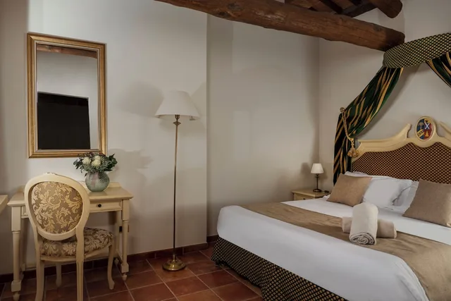 جناح جونيور بسرير كوين، Castello Di Leonina Relais 3/9