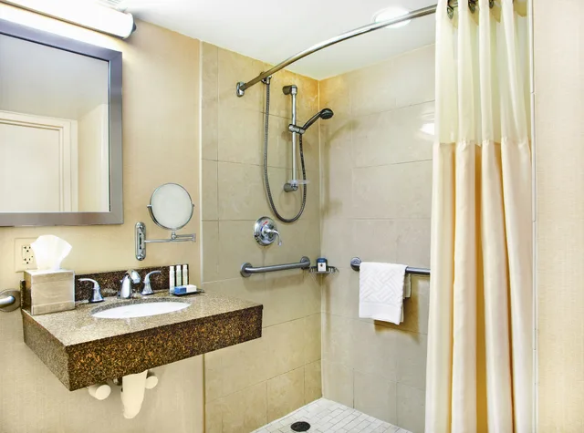 غرفة بسريرين كوين لذوي الإعاقة، Doubletree By Hilton Hotel Baltimore North Pikesville 3/3