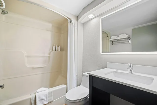 غرفة قياسية بسرير كينج، Days Inn By Wyndham Utica 8/10
