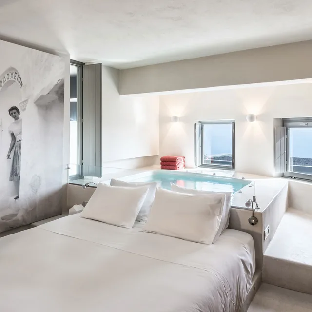 Interior, Royal, Caldera or Pool View, Plunge Pool، West East Suites - Adults Only 3/5