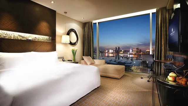 جناح بسرير فردي بإطلالة على البحر بغرفة نوم واحدة مع دخول صالة النادي، INTERCONTINENTAL QINGDAO 2/3