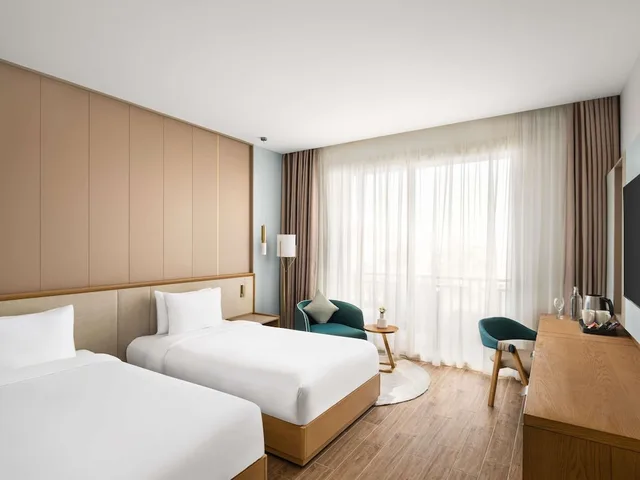 غرفة بريميوم بسرير كينج بإطلالة على البحر، Movenpick Resort El Sokhna 2/4