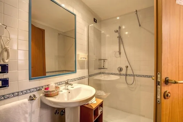 غرفة ثلاثية، Hotel San Remo 3/5