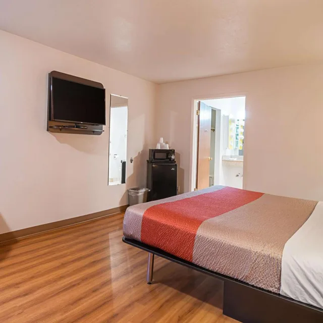 1 King Bed Mobil Access Tub Nsmk Micfridg، Motel6 Safford, AZ 2/10