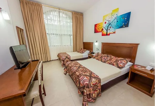 غرفة قياسية بسرير مزدوج وسرير فردي، Hotel Guadalajara Buga 2/3