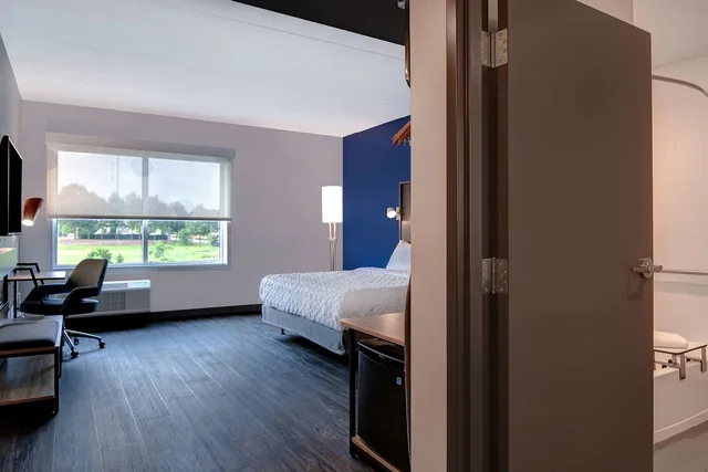 Room, King Bed, Bathtub, Accessible, Tru by Hilton Franklin Cool Springs Nashville 3/7
