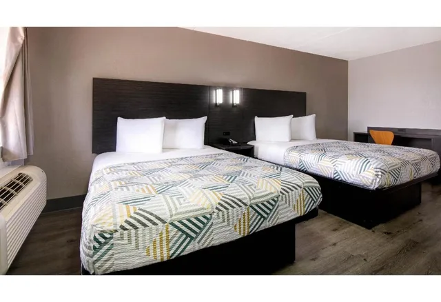 2 Queen Beds Mobil Access Tub Nsmk Kitchen، Studio6 San Antonio, TX - Northwest Medical Center 9/10