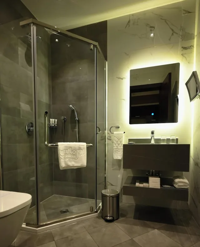 جناح تنفيذي بسرير كينج وسريرين منفصلين بغرفتي نوم، فندق نورماس(Normas Hotel) 7/8