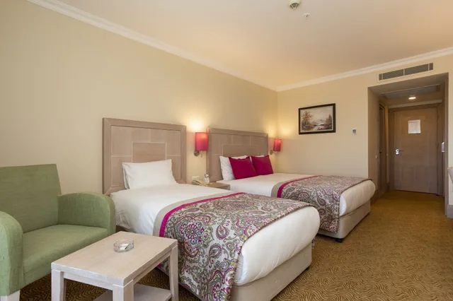 غرفة قياسية بسرير مزدوج وسرير فردي بإطلالة جزئية على البحر، Orange County Belek 5/10