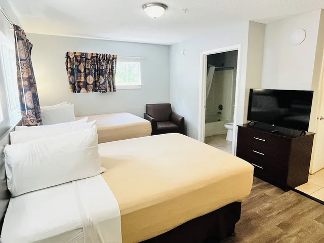 Standard, Single, 2 Double Beds، Suburban Studios Airport 4/10