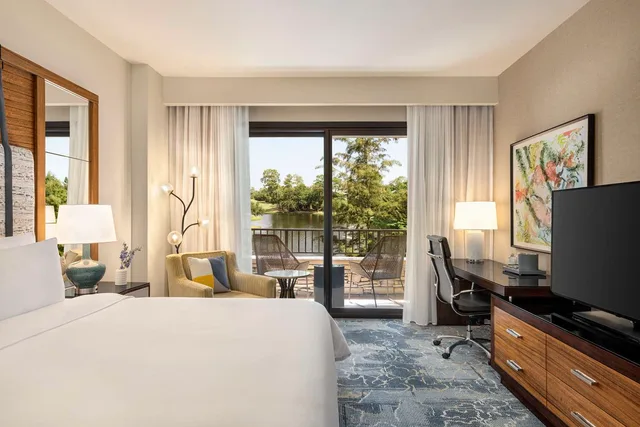 جناح بسرير كينج بشرفة، The Woodlands Resort, Curio Collection by Hilton 1/2