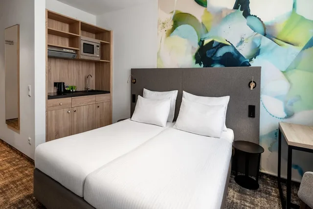 غرفة قياسية بسريرين منفصلين بمطبخ صغير، Wyndham Garden Munich Messe 3/7
