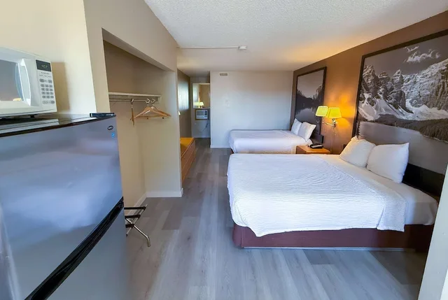 Efficiency, Standard, 2 Queen Beds، Super 8 By Wyndham Medicine Hat Ab 2/5