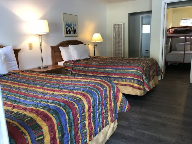 جناح عائلي بسريرين مزدوجين وسرير بطابقين، Cedar Inn & Suites 1/3