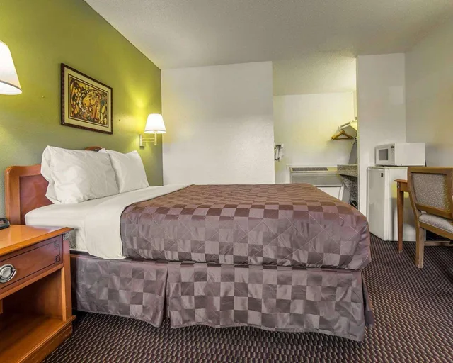 1 Queen Bed - Non-Smoking, Micfridge، Motel6 Hermiston, OR - Umatilla 2/3
