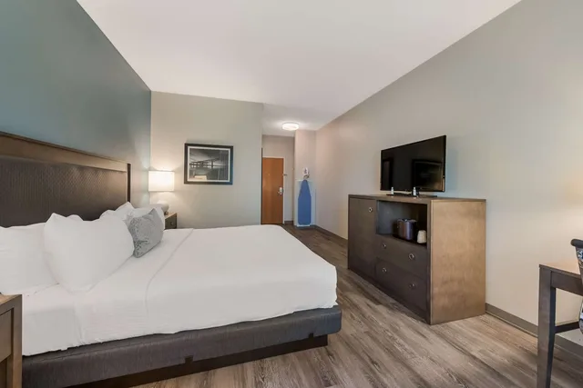 غرفة بسرير كينج مع أريكة، SureStay Plus Hotel by Best Western Highland Poughkeepsie 1/6