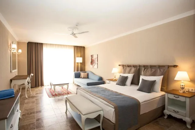 غرفة قياسية بسرير مزدوج بإطلالة جزئية على البحر مع أريكة، Andriake Beach Club Hotel 1/3