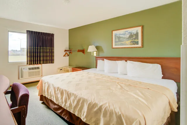 غرفة بسرير كوين للمدخنين، Capital O Amerihost Inn and Suites Kingdom City Hwy 54 MO 4/5