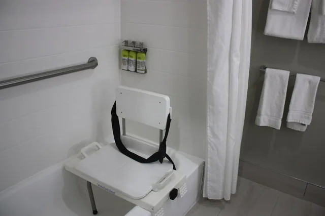 غرفة قياسية بسرير كينج لذوي الإعاقة، Holiday Inn Express Hotel & Suites Shamrock North 7/7