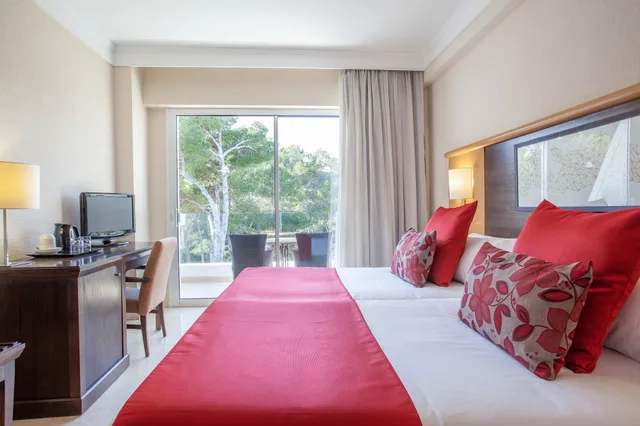 غرفة بسريرين منفصلين بإطلالة على الجبل بشرفة، Grupotel Aguait Resort & Spa - Adults Only 1/8
