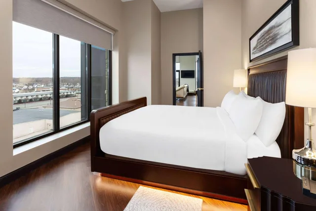 Grand, Penthouse Suite, King Bed، Legacy Hotel Trademark Collection by Wyndham 3/6