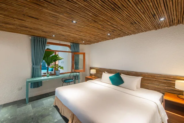 Blue, King Bed, Ocean Front, Maple Hotel Apartment 2/2