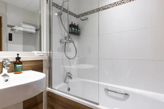 Premium, King Bed, Bath and Shower، Voco Oxford Thames by IHG 3/3