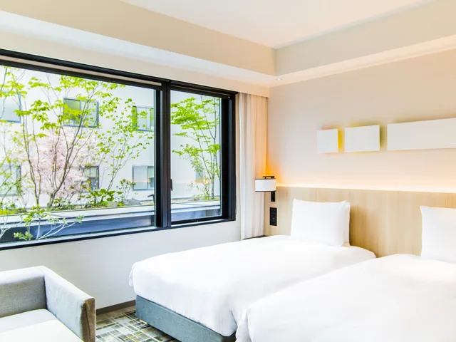 غرفة بسريرين منفصلين بإطلالة على الحديقة مع أريكة بحوض استحمام، Hyatt Place Kyoto 3/8