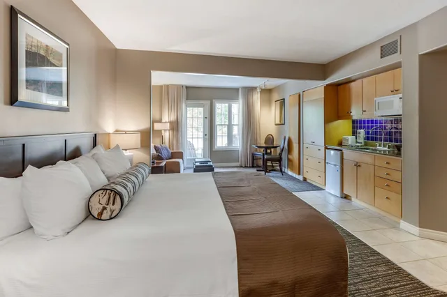 Efficiency, Suite, 2 King Beds, Sofa, Accessible، Carriage Ridge Resort Ascend Hotel Collection 4/9