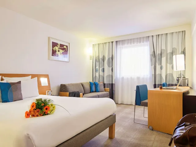 غرفة تنفيذية بسرير كوين مع أريكة، Novotel Paris 13 Porte d Italie 1/10