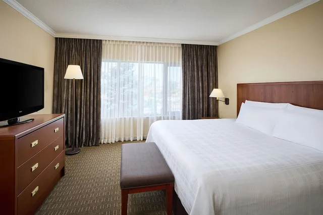 Suite, King Bed, Sofa, Living Area, Jetted Tub, Best Western Plus Lamplighter Inn And Conference Centre 1/3