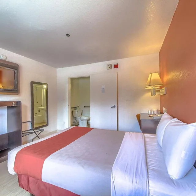 غرفة بسرير كوين، Motel6 San Antonio, TX - Six Flags Fiesta TX/La Cantera Area 7/10
