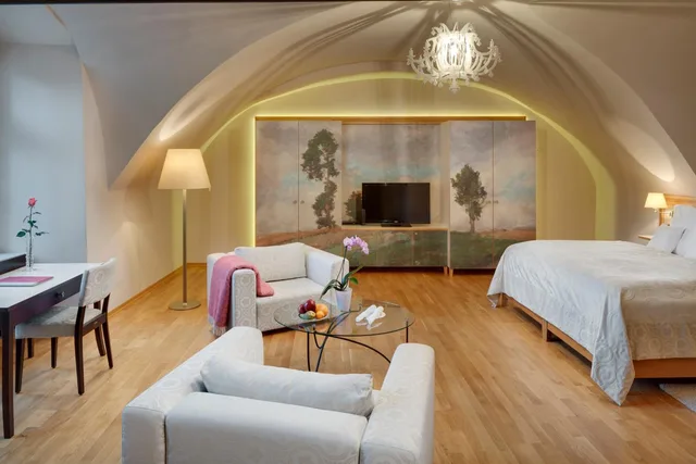 غرفة قياسية بسرير كينج مع سرير إضافي، Chateau Heralec 3/4
