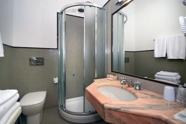 جناح جونيور بسرير كوين مع أريكة، Grand Hotel Vittoria 3/3