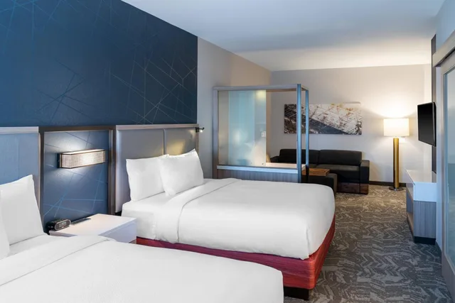 جناح بسريرين كوين مع سرير سحّاب إضافي مع أريكة لذوي الإعاقة، SpringHill Suites by Marriott Overland Park Leawood 1/4