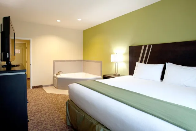 Deluxe, Suite, King Bed, Holiday Inn Express & Suites Clemson - Univ Area 2/4