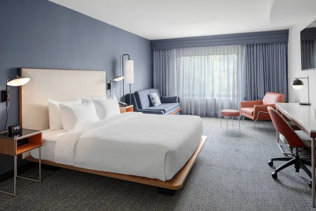 غرفة بسرير كينج مع أريكة، Courtyard by Marriott Portland Airport 1/5