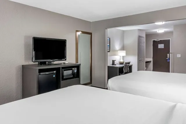غرفة بسريرين كوين لذوي الإعاقة، Comfort Inn & Suites Emporia 4/6