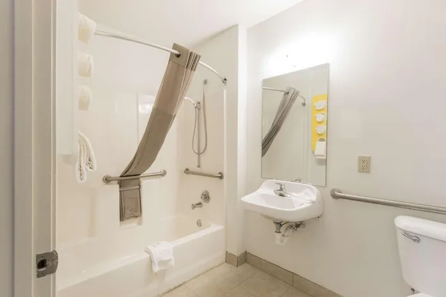 1 King Bed Mobility Accessible Tub Smk، Studio6 Statesboro, GA 9/9