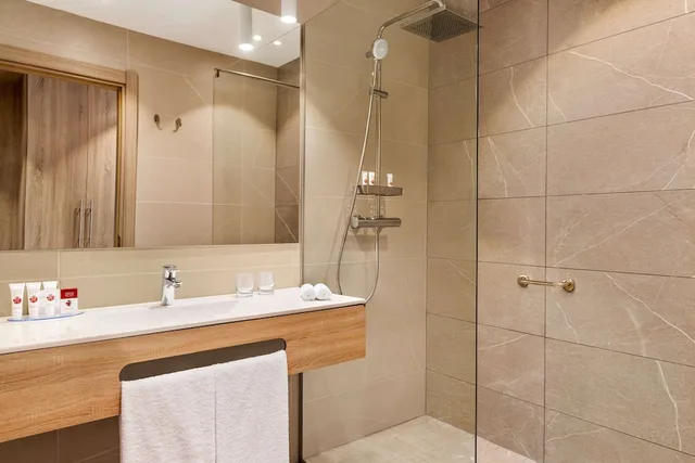 غرفة بسريرين منفصلين، Ramada by Wyndham Targu Jiu 3/3