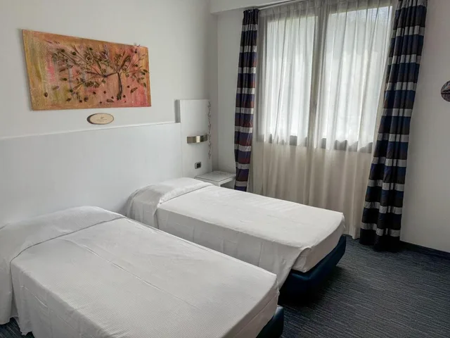 غرفة بسريرين منفصلين، B&B Hotel Cologno Sporting 1/8