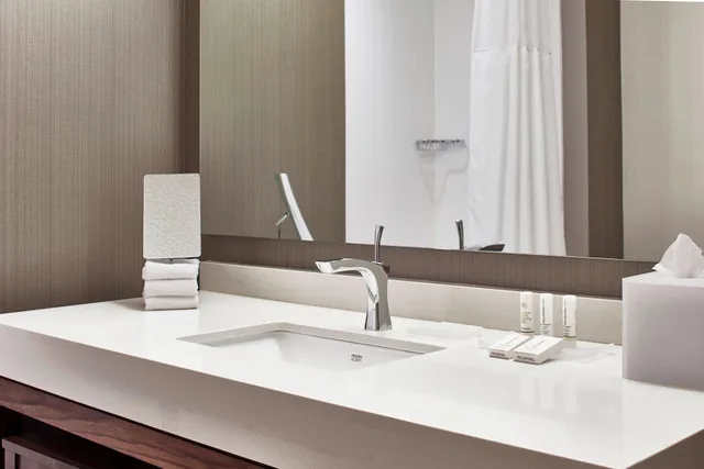 غرفة بسرير مزدوج لذوي الإعاقة، Courtyard By Marriott Minneapolis West 4/4