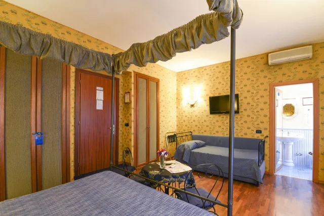 غرفة ثلاثية بسرير مزدوج وسرير فردي، RESIDENZA AVE ROMA 3/5