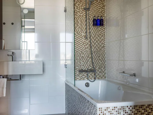 Suite, Queen Bed, Sauna, Radisson Blu Arlandia 3/3