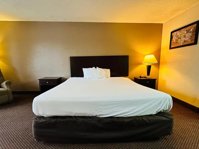 Room, Queen Bed, Exterior Entrance, Econo Lodge Kannapolis - Concord 7/10