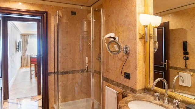 جناح جونيور عائلي بسرير كوين مع أريكة، River Chateau Hotel 2/4